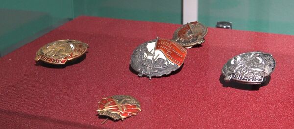 Выставка значков, посвященных Октябрьской революции, открылась в Минске - Sputnik Беларусь