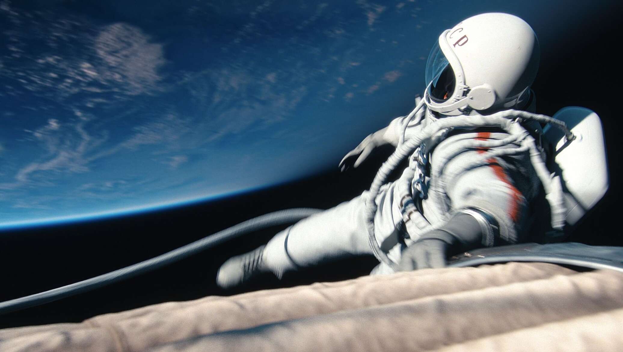 Картинка время первых. Космонавт в открытом космосе.