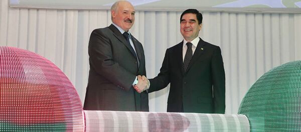 Президент Беларуси Александр Лукашенко и Президент Туркменистана Гурбангулы Бердымухамедов во время церемонии, 31 марта 2017 года - Sputnik Беларусь