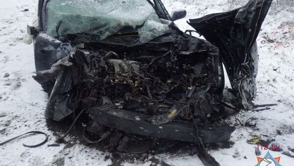 Автомобиль Mazda столкнулся с грузовиком - Sputnik Беларусь