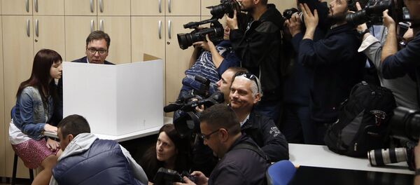 Фаворит президентской гонки в Сербии - действующий премьер-министр Александар Вучич с дочерью Милицей - Sputnik Беларусь