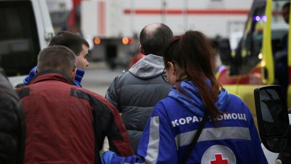 Медики эвакуируют пострадавших в результате взрыва в метро Санкт-Петербурга - Sputnik Беларусь