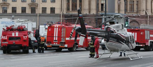 Сотрудники пожарной службы МЧС РФ и санитарной авиации у станции метро Технологический институт в Санкт-Петербурге, где произошел взрыв. - Sputnik Беларусь