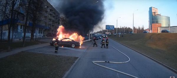 Пожар Mercedes в Минске Пожар Mercedes в Минске - Sputnik Беларусь