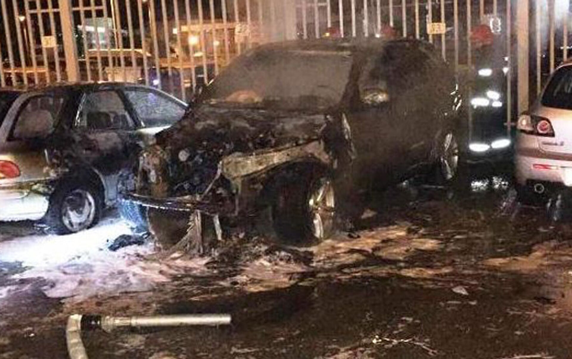 Автомобиль BMW горел в Минске: повреждены 2 стоявшие рядом машины -  04.04.2017, Sputnik Беларусь