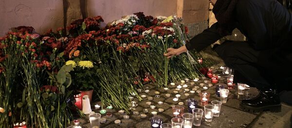 Цветы в память о погибших в метро Санкт–Петербурга Цветы в память о погибших в метро Санкт–Петербурга - Sputnik Беларусь