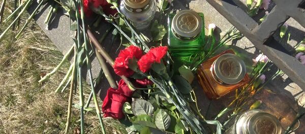 Минчане несут цветы к посольству России после теракта в Санкт-Петербурге - Sputnik Беларусь