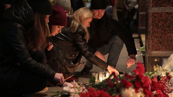 Цветы в память о погибших в метро Санкт–Петербурга - Sputnik Беларусь