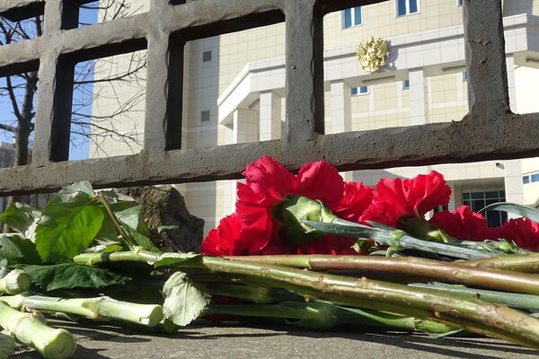 Цветы у посольства РФ в Беларуси - Sputnik Беларусь