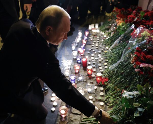 Президент РФ В. Путин возложил цветы у станции метро Технологический институт - Sputnik Беларусь