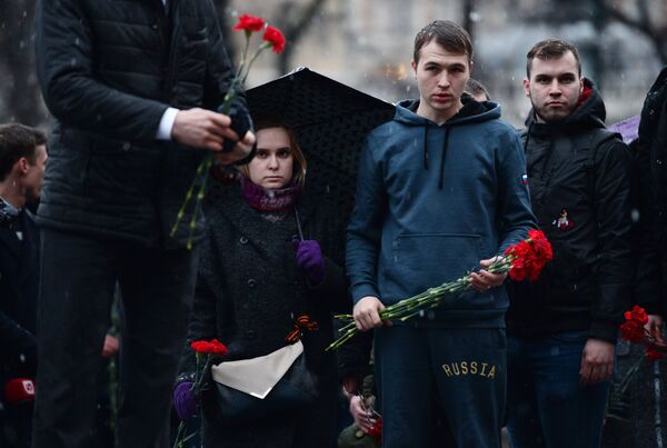 Цветы в память о погибших в метро Санкт–Петербурга - Sputnik Беларусь