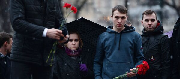Цветы в память о погибших в метро Санкт–Петербурга - Sputnik Беларусь