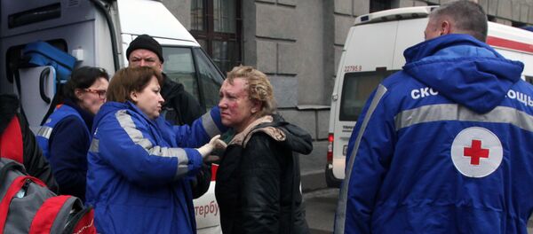 Медики оказывают помощь пострадавшим в метро Санкт-Петербурга - Sputnik Беларусь