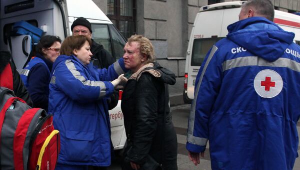 Медики оказывают помощь пострадавшим в метро Санкт-Петербурга - Sputnik Беларусь