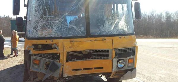 Пострадавший в результате ДТП школьный автобус - Sputnik Беларусь