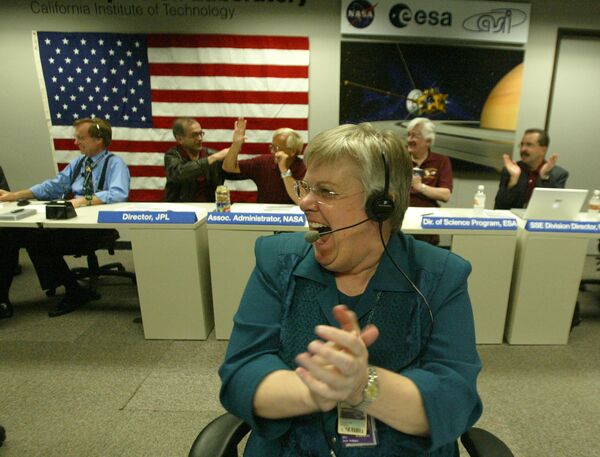 Сотрудники NASA радуются успешному торможению Кассини-Гюйгенс - Sputnik Беларусь
