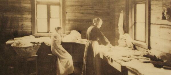 Жанчыны за прасамі ў фальварку Тышкевічаў Жанчыны за прасамі ў фальварку Тышкевічаў - Sputnik Беларусь