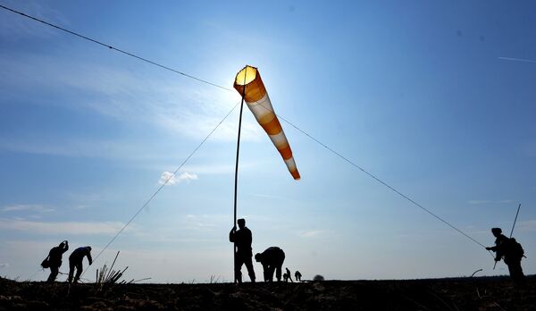 Десантники устанавливают указатель направления ветра в месте десантирования участников учения - Sputnik Беларусь