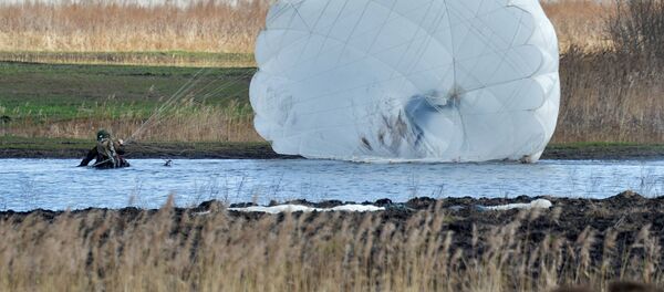 Некоторые десантники приводнились на заболоченный участок поля - Sputnik Беларусь