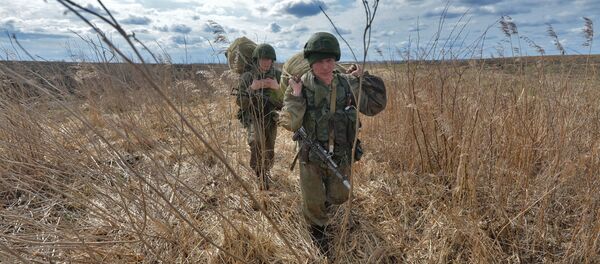 Подразделения Беларуси и России после десантирования начали совершать семикилометровый марш - Sputnik Беларусь