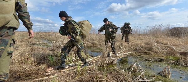 Участники учения занимают заданный участок - Sputnik Беларусь