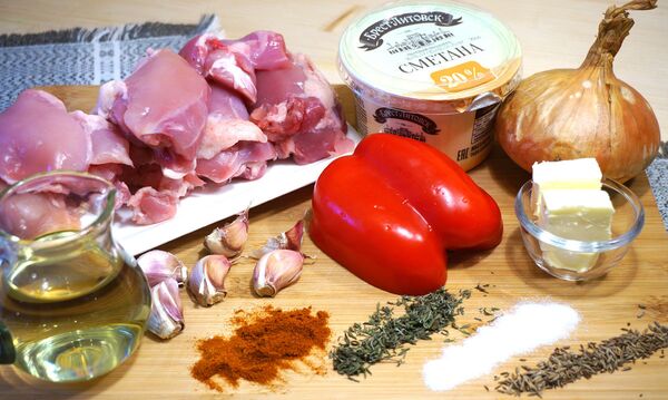 Гуляш из курицы с тимьяном и сладким перцем - Sputnik Беларусь