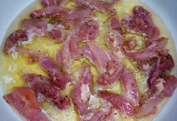 Гуляш из курицы с тимьяном и сладким перцем - Sputnik Беларусь