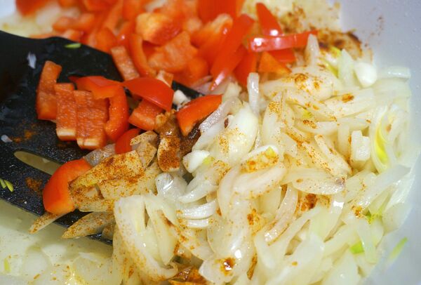 Гуляш из курицы с тимьяном и сладким перцем - Sputnik Беларусь