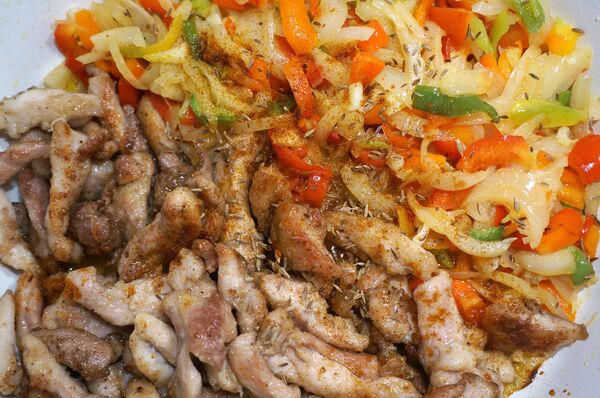 Гуляш из курицы с тимьяном и сладким перцем - Sputnik Беларусь