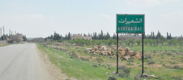 Указатель деревни, через которую идет дорога на сирийскую авиабазу Шайрат - Sputnik Беларусь