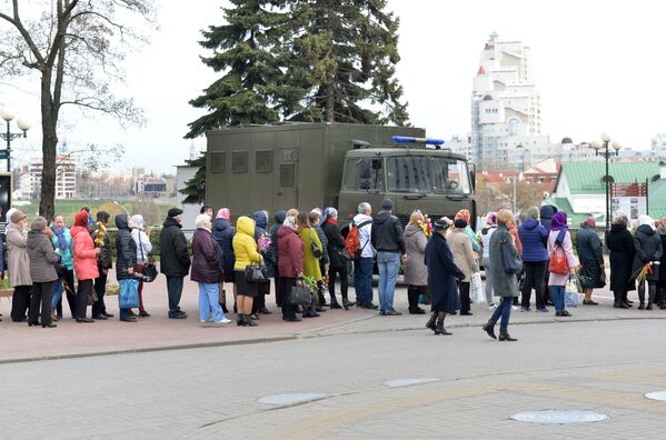 Правоохранители, как и обещали, несли усиленное дежурство возле храмов - подогнали даже автозаки. - Sputnik Беларусь