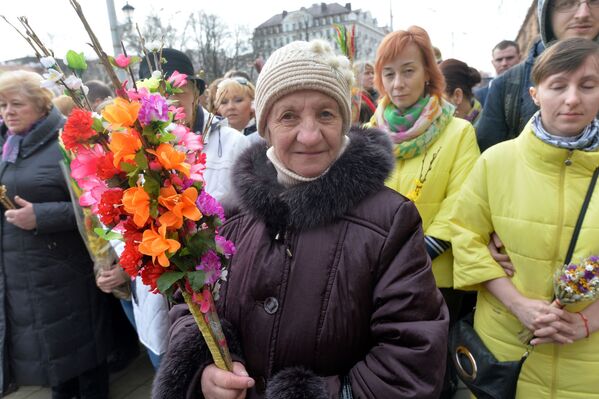 Горожане многие вербочки сделали сами, традиционно украсив их яркими цветами. - Sputnik Беларусь