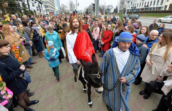 Белорусские католики уже несколько лет подряд на Вербное воскресенье проводят инсценированную процессию с библейскими персонажами. - Sputnik Беларусь