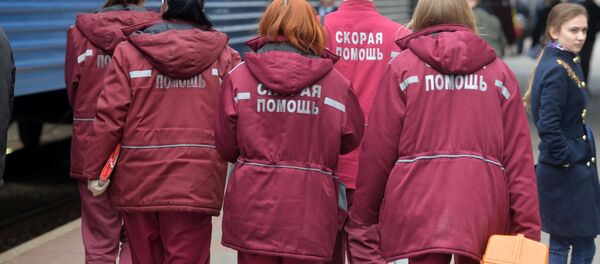 Сотрудники скорой на вокзале - Sputnik Беларусь