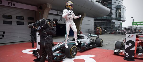 Победитель Гран-при Китая Льюис Хэмилтон - Sputnik Беларусь