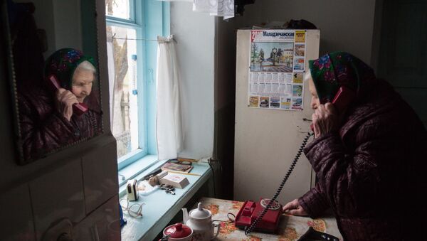 Пенсионерка отвечает на телефонный звонок - Sputnik Беларусь