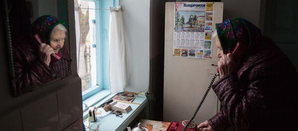 Пенсионерка отвечает на телефонный звонок Пенсионерка отвечает на телефонный звонок - Sputnik Беларусь