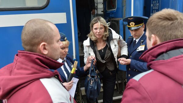 Белорусские медики встречают пассажиров, пострадавших во время столкновения электрички и поезда Москва-Брест - Sputnik Беларусь