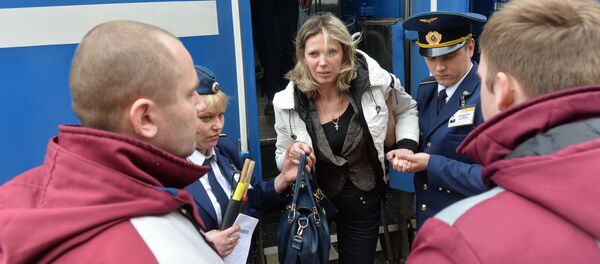 Белорусские медики встречают пассажиров, пострадавших во время столкновения электрички и поезда Москва-Брест - Sputnik Беларусь