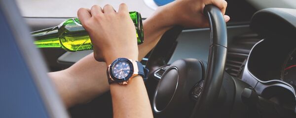 Водитель с бутылкой, архивное фото - Sputnik Беларусь