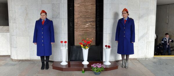 В годовщину теракта в минском метро у памятного знака стоит вахта памяти из сотрудниц метрополитена - Sputnik Беларусь