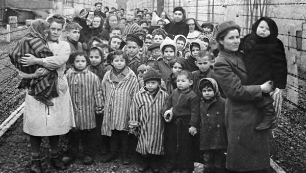 Освенцим в первые часы после освобождения лагеря - Sputnik Беларусь