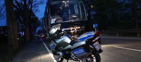 Полицейский мотоцикл возле автобуса Боруссии, у которого прогремели взрывы - Sputnik Беларусь