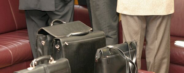 Мужчины с портфелями, архивное фото - Sputnik Беларусь