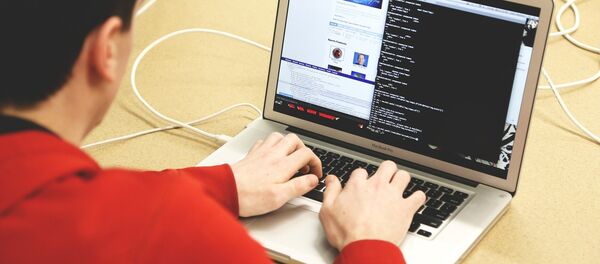 Человек за компьютером Человек за компьютером - Sputnik Беларусь