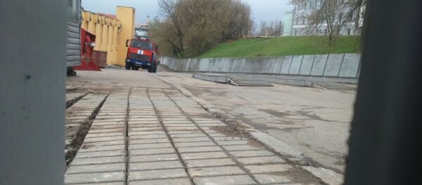 Машина МЧС у сносимого здания БелЭкспо Машина МЧС у сносимого здания БелЭкспо - Sputnik Беларусь