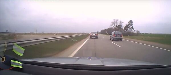 Спецподразделение по ОБДД ГАИ Минщины задерживает гонщика Спецподразделение по ОБДД ГАИ Минщины задерживает гонщика - Sputnik Беларусь