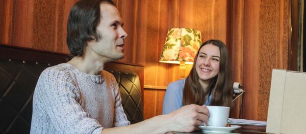 Встреча читателя и поэта проходила в непринужденной и творческой обстановке: Виктор Жибуль и Любовь Терехова - Sputnik Беларусь