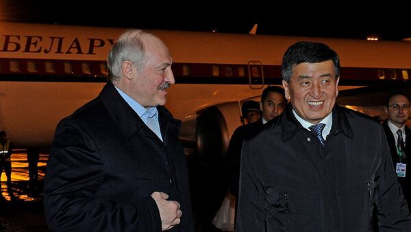 В международном аэропорту Манас президента Беларуси Александра Лукашенко встретил премьер Сооронбай Жээнбеков - Sputnik Беларусь