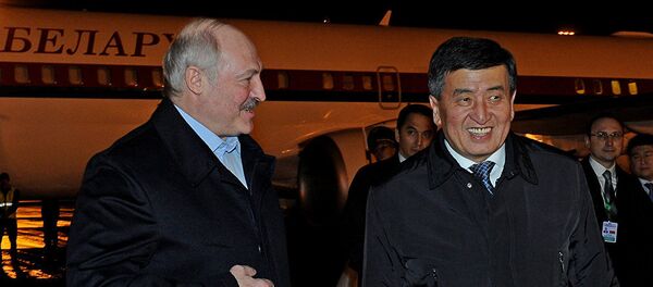 В международном аэропорту Манас президента Беларуси Александра Лукашенко встретил премьер Сооронбай Жээнбеков - Sputnik Беларусь